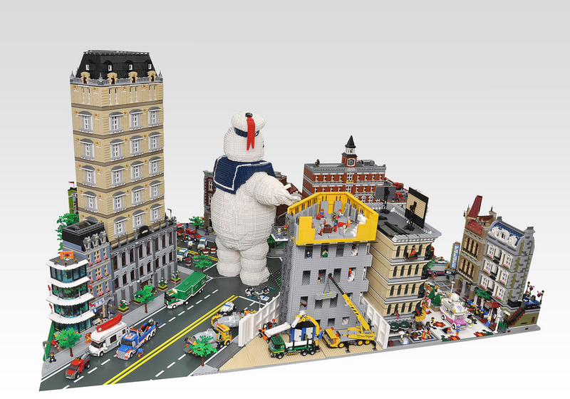 Illustration for article titled Gigantic Lego Stay Puft Marshmallow Man faces the Ghostbusters in NYC